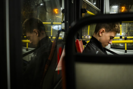 Chłopak w tramwaju
