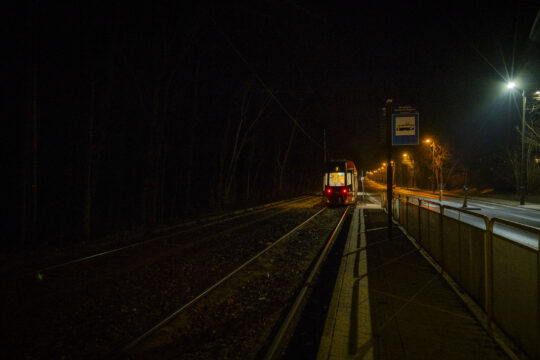 Odjeżdżający tramwaj nocą