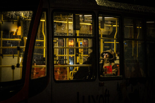 Dziewczyna w nocnym tramwaju