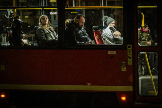 Ludzie w tramwaju nocą