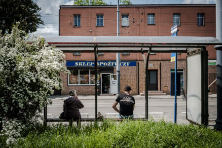 Copyright: Agnieszka Budzyńska 2 osoby na przystanku