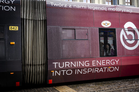 Pani w oknie czerwonego tramwaju