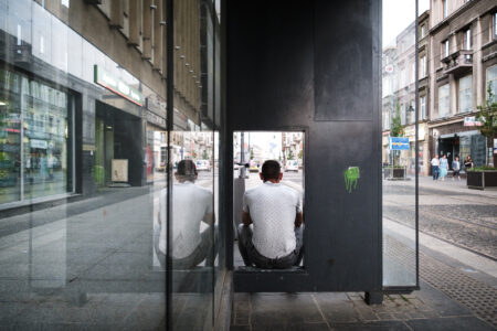 Pan na przystanku w Katowicach Dworzec