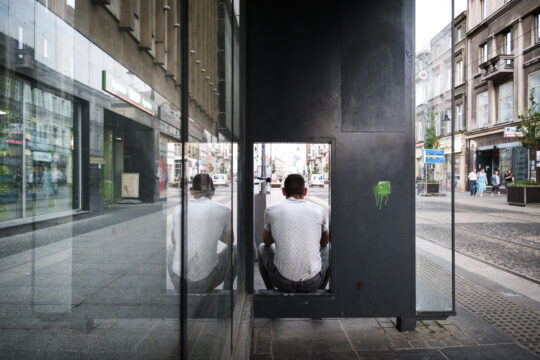 Pan na przystanku w Katowicach Dworzec