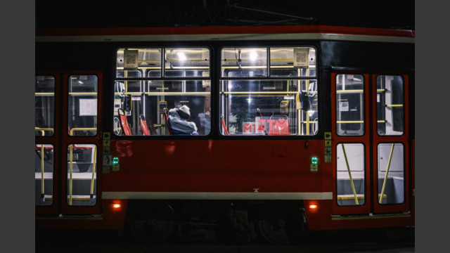 Śpiąca osoba w tramwaju