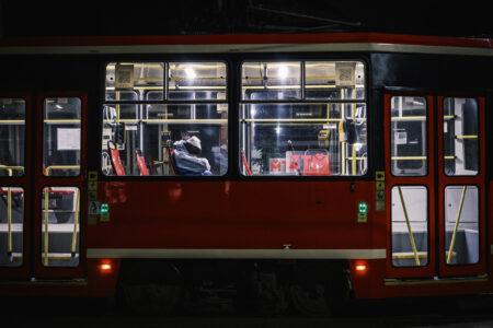 Śpiąca osoba w tramwaju