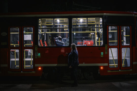 Osoba śpiąca w tramwaju