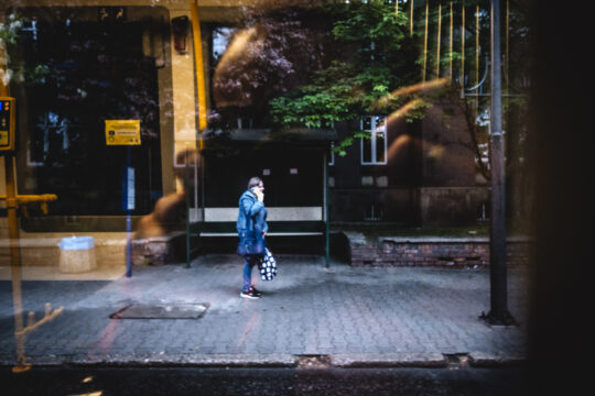 Pani na przystanku tramwajowym