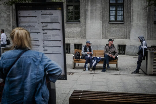 Osoby na przystanku w Katowicach pod Teatrem Śląskim