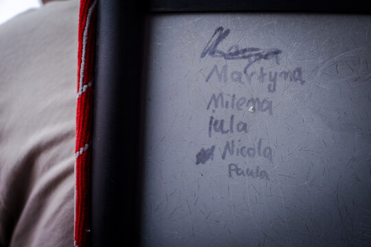 Fotel z wypisanymi imionami