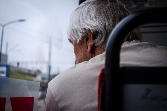 Twarz Pana patrzącego się w okno