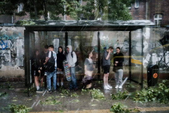 Osoby w deszcze czekające na przystanku. Katowice Załęże