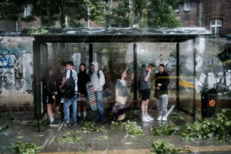 Osoby w deszcze czekające na przystanku. Katowice Załęże