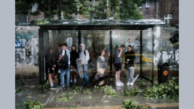 Osoby w deszcze czekające na przystanku. Katowice Załęże