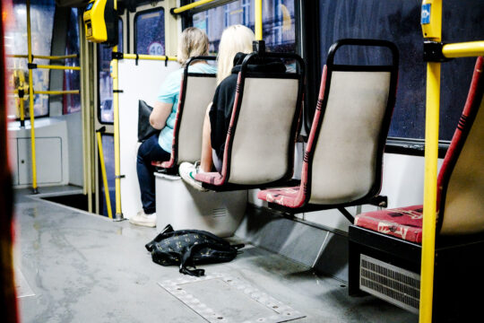 Osoba w Tramwaju z nogami na krześle