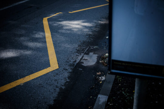 Żółta linia oznaczająca przystanek tymczasowy