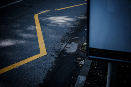 Żółta linia oznaczająca przystanek tymczasowy