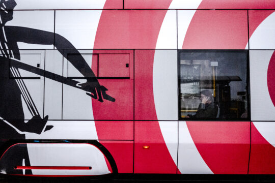 Pani w oknie tramwaju