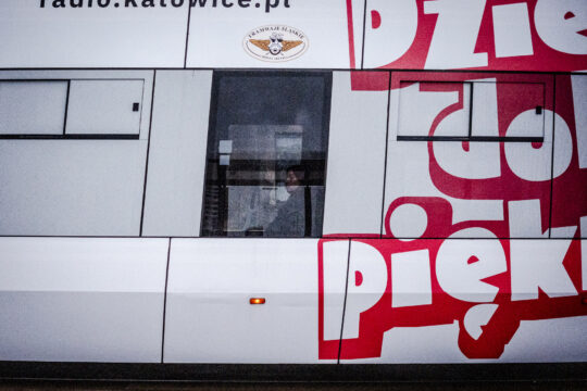 Osoba niewidoczna w białym tramwaju