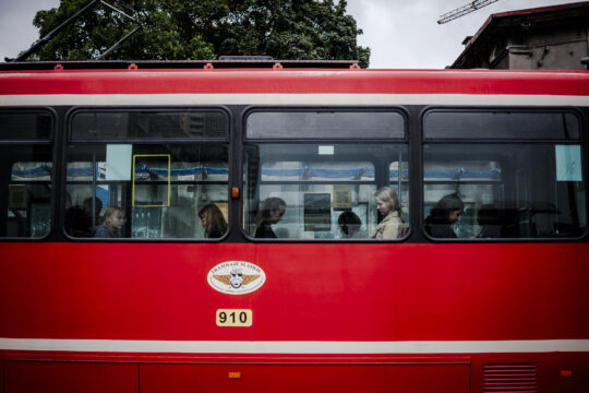 Ludzie za szyba tramwaju