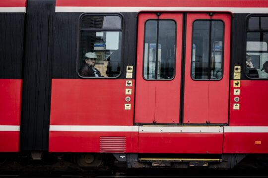 Pan w oknie tramwaju