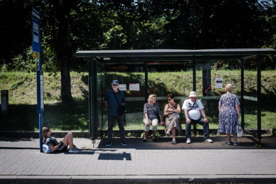 Ludzie czekający na przystanku