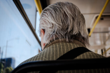 Tył głowy mężczyzny w tramwaju