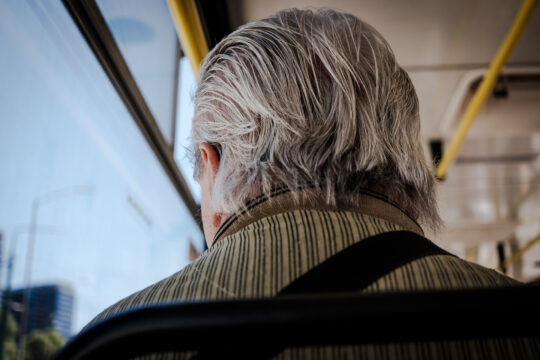 Tył głowy mężczyzny w tramwaju