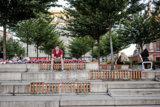 Pan czekający na kogoś na rynku w Katowicach