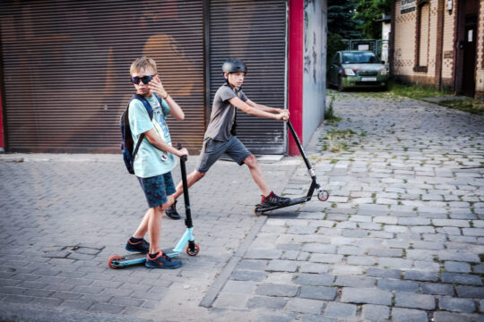 Chłopcy na hulajnogach