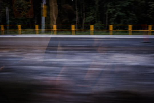 żółta rozmazana barierka i rozkopana droga