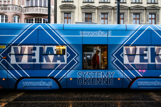 Pan w oknie tramwaju