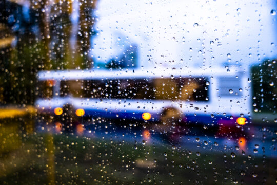 rozmyty w deszczu autobus