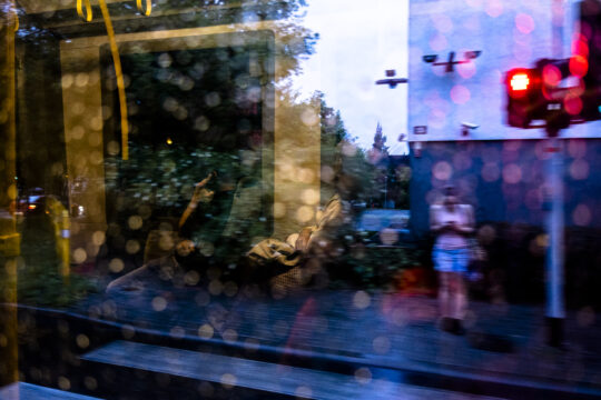 osoba przez mokrą szybę