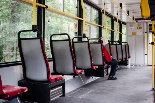 Osoba śpiąca w tramwaju