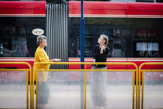 Dwie Panie na przystanku