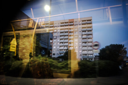 Blok mieszkalny widziany przez okno tramwaju