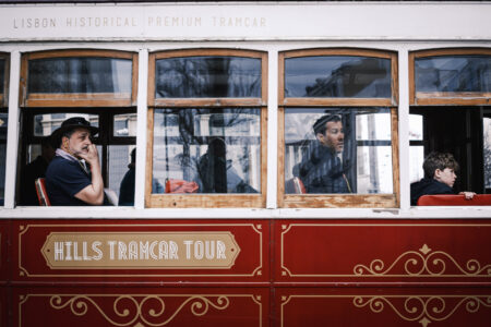 Osoby w zabytkowym Lizbońskim tramwaju