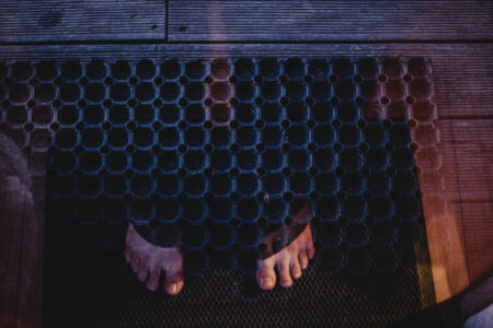 Stopy na wycieraczce