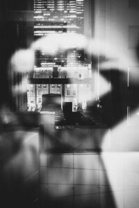 Moje odbicie w oknie w warszawskim hotelu